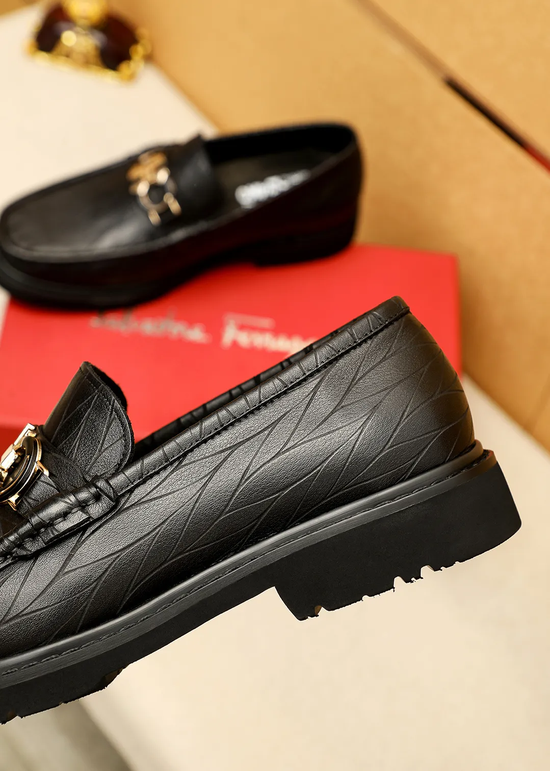Men's shoes 💰520 💐 Product trademark: Ferragamo "Ferragamo" casual leather shoes Regular size: 38-44 (45.46🉑️customized) Product materials: Selected imported first-layer calfskin embossed upper + original hardware buckle, imported water-dyed cow leather lining. Strong three-dimensional visual effect, original outsole color: 1⃣️color optional